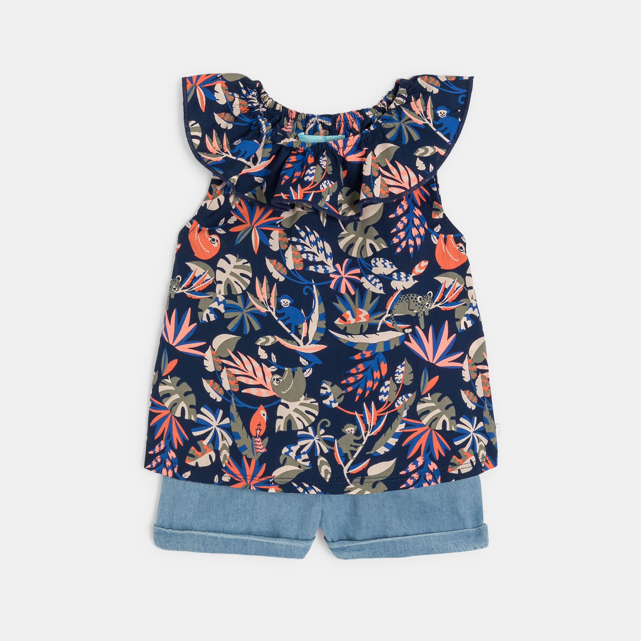 Áo cổ bèo nhún bèo và quần short denim nhẹ